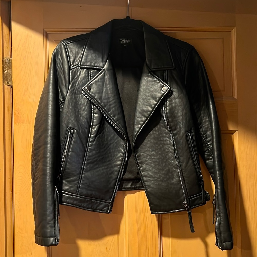 FAUX LEATHER MOTORCYCLE JACKET— GENTLY WORN…. GREAT CONDITION ✨✨✨✨